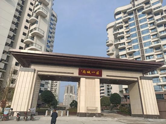 四川潤誠 . 尚城一區(qū)護(hù)欄<a href=http://m.eternity3.com.cn/product/baiyekongdiao/ target=_blank class=infotextkey>百葉窗</a>豎桿項目