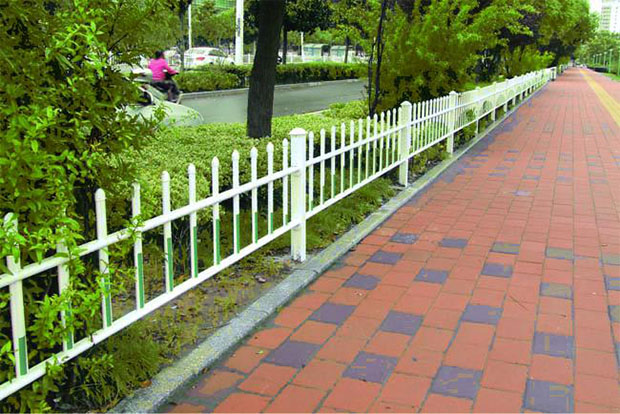 湖北鋅鋼草坪<a href=http://m.eternity3.com.cn target=_blank class=infotextkey>護(hù)欄廠家</a>如何找