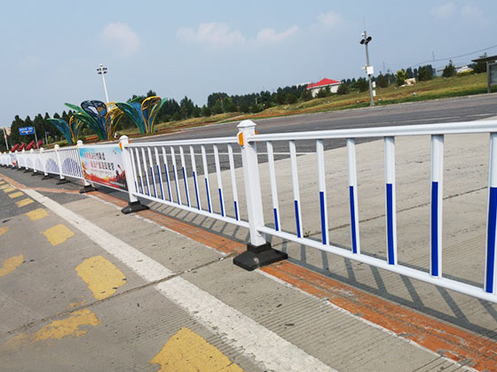 城市<a href=http://m.eternity3.com.cn/product/daoluhulan/ target=_blank class=infotextkey>道路護(hù)欄</a>如何合理布局和選擇高度