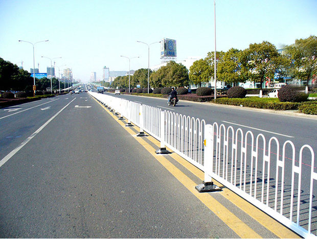關于鋅鋼<a href=http://m.eternity3.com.cn/product/daoluhulan/ target=_blank class=infotextkey>道路護欄</a>的報價說明