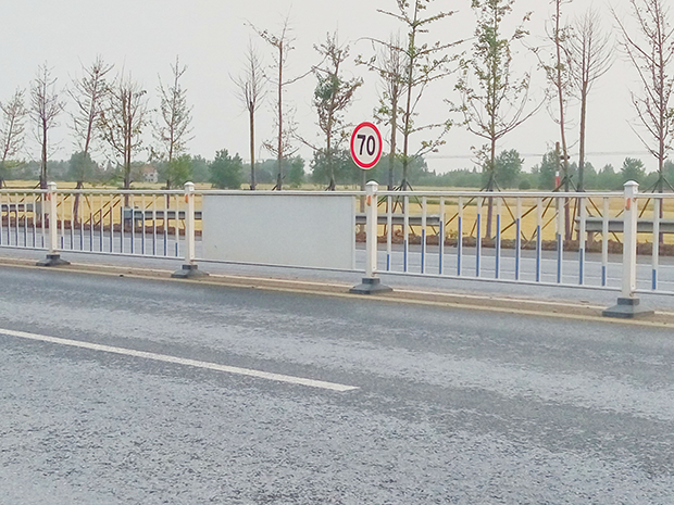 城市道路鋅鋼護欄的功能介紹，道路<a href=http://m.eternity3.com.cn target=_blank class=infotextkey>護欄廠家</a>選擇