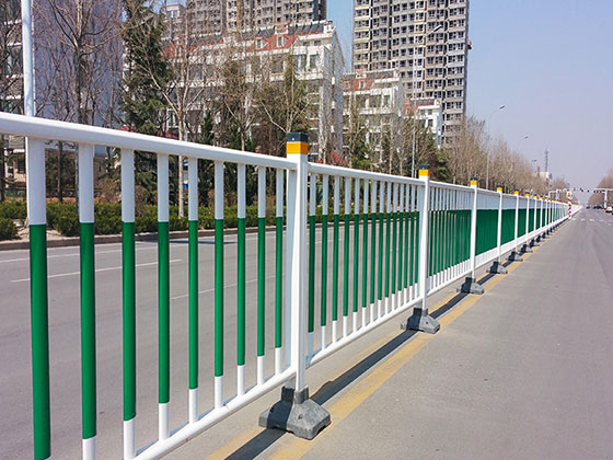 人行道隔離<a href=http://m.eternity3.com.cn target=_blank class=infotextkey>護(hù)欄廠家</a>哪里有
