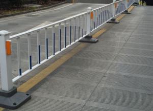 攔意外危險，道路護欄護生命安全