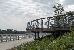 鋅鋼欄桿和傳統(tǒng)欄桿有什么區(qū)別？聽(tīng)聽(tīng)護(hù)欄廠怎么說(shuō)